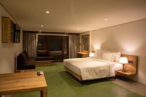Postel nebo postele na pokoji v ubytování Lake Avenue Hotel Kandy