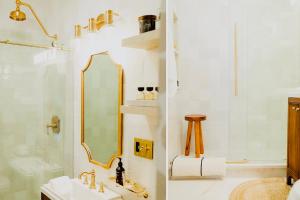uma casa de banho com um lavatório e um espelho em New! Boutique Inspired 2br Loft, Lake Geneva em Lake Geneva