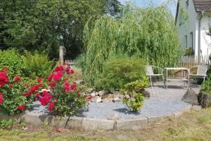 a garden with a table and chairs and flowers at Horsea in Großringe