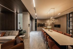 une salle à manger et une cuisine avec une grande table et des chaises dans l'établissement WiSmart, à Taichung