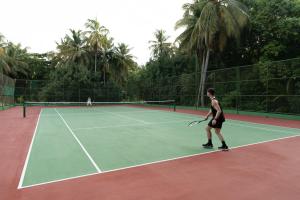 Tenis a/nebo squash v ubytování Madifushi Private Island- Free return Seaplane Transfers for min 5 nights stay until 19th Dec nebo okolí