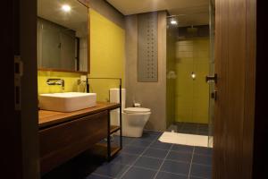 uma casa de banho com um lavatório e um WC em Lake Avenue Hotel Kandy em Kandy