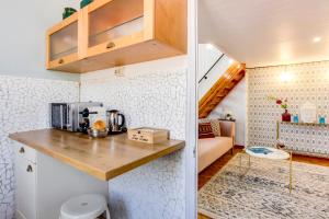 cocina pequeña con encimera y sala de estar en Sweet Inn - Ethnic Eixample, en Barcelona