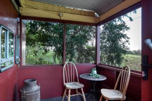 Carriageway Retreat - Unique Red Rattler Carriages and Units的阳台或露台
