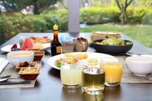 uma mesa com pratos de comida e bebidas em Sheraton Beijing Lize Hotel em Pequim