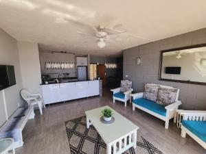 ein Wohnzimmer mit einem Sofa und einem Tisch in der Unterkunft Santana 804 Beachfront Apartment with spectacular sea views in Margate