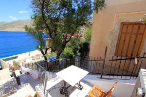 einen Balkon eines Gebäudes mit Blick auf das Wasser in der Unterkunft Dorian Hotel in Symi