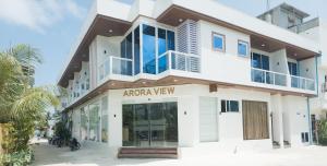 un grande edificio bianco con vista sull'Akoya di Arora View a Maafushi