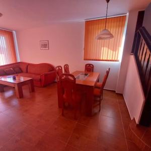 sala de estar con sofá rojo y mesa en 3 Bed, 3 Bath Villa, en Kosharitsa
