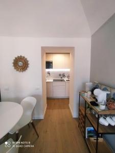 een woonkamer met een tafel en een keuken bij Pergolato junior in Sanremo