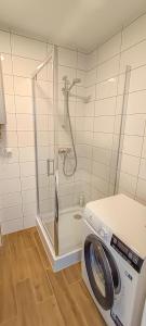 y baño con ducha y lavadora. en Apartment 2 in Altstadt Angermünde, en Angermünde