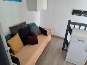 kanapę z poduszkami w salonie w obiekcie Maisonnette, 5 Pers, 500m plage, Parking, Terrasse w Cap d'Agde