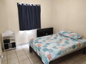 Tu casa en Mazatlan. في مازاتلان: غرفة نوم صغيرة بها سرير ونافذة