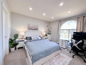 um quarto com uma cama, uma secretária e um computador em Luxurious 2-bedrooms in Redwood + free parking em Redwood City