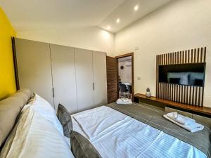 sypialnia z łóżkiem i telewizorem z płaskim ekranem w obiekcie La Familia w Szybeniku