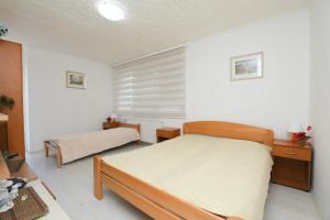 um quarto com uma cama e um sofá em Apartman Aleksandar em Kladovo