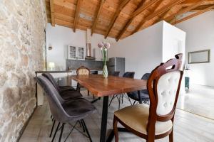 - une salle à manger avec une table et des chaises en bois dans l'établissement Villa Martin, à Zadar