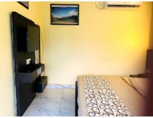ein Wohnzimmer mit einem TV und einer Tastatur in der Unterkunft Hotel lords Highway Inn, Gagal Khas in Kangra