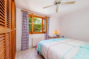 een slaapkamer met een bed en een raam bij Na Forana Cala Ratjada in Cala Ratjada +22 foto's