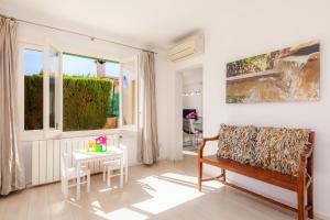 un soggiorno con divano e tavolo di Ca Na Aina a Cala Millor