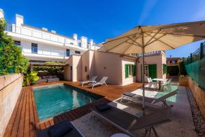 una casa con piscina e ombrellone di Ca Na Aina a Cala Millor