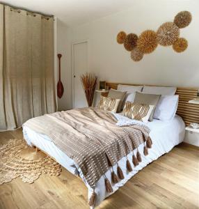 1 dormitorio con 1 cama grande con almohadas en **** Le Patio **** aux portes de Chambord, en Crouy-sur-Cosson