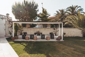 um jardim com um gazebo e plantas num quintal em ARTOTEL em Alacati