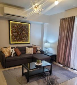 - un salon avec un canapé et une table dans l'établissement Cozy Zen Condo 2 beds, à Cebu
