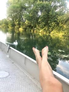 Widok na rzekę nieopodal tej łodzi