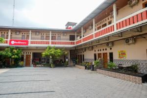 une cour vide d'un bâtiment avec un magasin dans l'établissement RedDoorz Syariah near Flyover Palur, à Karanganyar