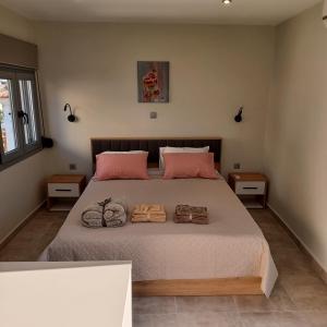 Un dormitorio con una cama grande con dos bolsas. en Doukas Home en Mitilene