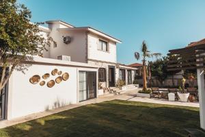 a white house with a lawn in front of it at ARTOTEL in Alacati