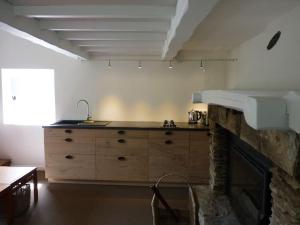 eine Küche mit einem Steinkamin in einem Zimmer in der Unterkunft Hameau en cévennes Location Gîte de luxe in Saint-Étienne-Vallée-Française
