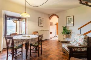 ein Esszimmer mit einem Tisch und Stühlen in der Unterkunft La casa di Anita in Gallicano