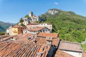 eine Stadt mit Dächern und ein Schloss auf einem Hügel in der Unterkunft La casa di Anita in Gallicano