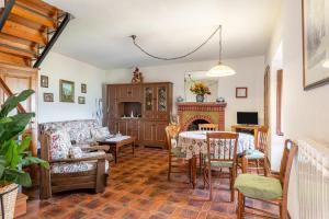 ein Wohnzimmer mit einem Sofa, einem Tisch und einem Kamin in der Unterkunft La casa di Anita in Gallicano