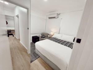 Un pat sau paturi într-o cameră la Gladstone Gem 3 - Suva CBD 2bd Apt