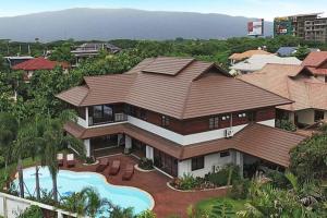 una vista aerea di una casa con piscina di Oriental Thai luxury villa with Private pool a Chiang Mai