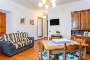 un salon avec un canapé et une table dans l'établissement Casa mia, à Castelnuovo di Garfagnana