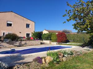 Bazén v ubytovaní Gîte la Pradelienne en Cévennes avec piscine privée alebo v jeho blízkosti