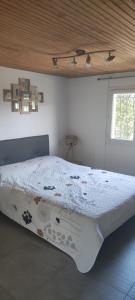 Posteľ alebo postele v izbe v ubytovaní Gîte la Pradelienne en Cévennes avec piscine privée