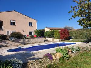 Bazén v ubytovaní Gîte la Pradelienne en Cévennes avec piscine privée alebo v jeho blízkosti