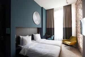 Boutique Hotel Oosteinde tesisinde bir odada yatak veya yataklar