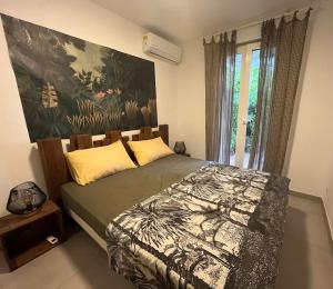 Postel nebo postele na pokoji v ubytování Oasis Pied Dans L'Ô, La Saline Les Bains.