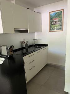 Kuchyň nebo kuchyňský kout v ubytování Oasis Pied Dans L'Ô, La Saline Les Bains.