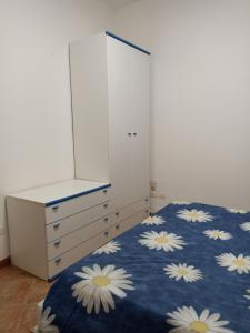 ein Schlafzimmer mit einem Bett und einer Kommode in der Unterkunft SALENTO MARE E ARTE in Nardò