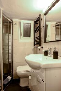 Ένα μπάνιο στο Thessaloniki Center Deluxe Apartment