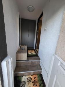 pusty korytarz z pudełkami na podłodze w obiekcie Eduard House Room w mieście Ungheni