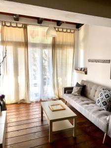 ein Wohnzimmer mit einem Sofa und einem Tisch in der Unterkunft Melolia Estate in Thiva