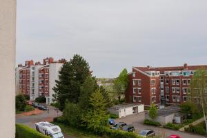 Südstrand, Zentral, Balkon, Wifi, Fahrstuhl, Parken في فيلهلمسهافن: اطلاله على مدينه فيها مباني وموقف سيارات